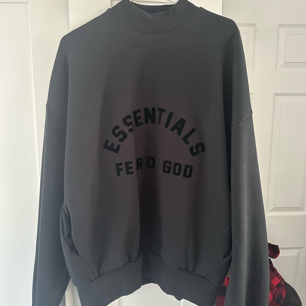 Black essentials crew neck